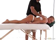 Massaggiatore spagnolo soddisfa troia bionda