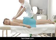 Biondina porcella al centro massaggi