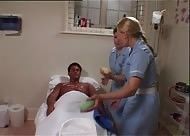 Due infermiere zoccole si lavorano il paziente