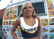 Cheerleader bionda scopa sul furgone