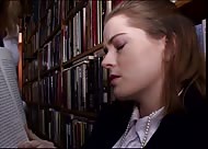 Sesso lesbo con lo strap on in libreria tra due studentesse
