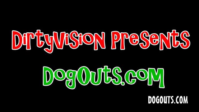 cavalla bionda succhia grosso cazzo tenendolo con una mano