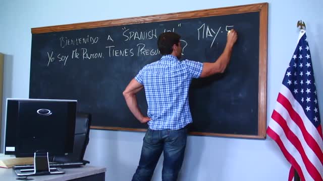 Una favolosa lesbicata fra una bionda e una mora eccitate 