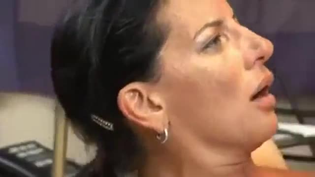 Puttana matura riceve un cazzo grande senza tregua in figa