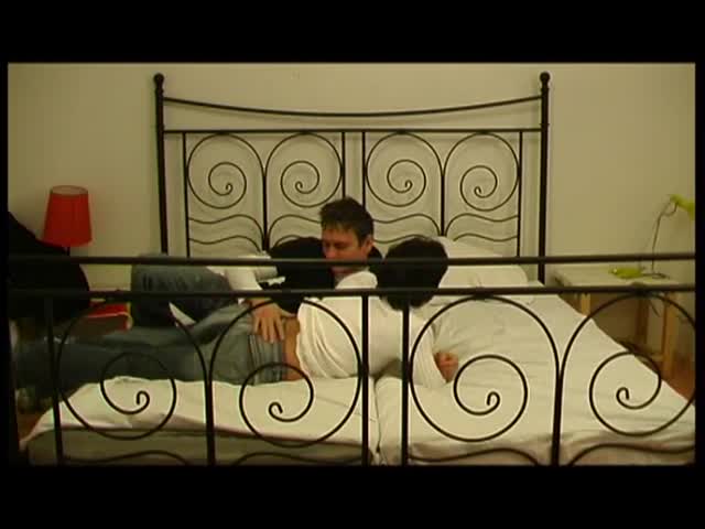 Una sexy milf rossa incinta gode con stallone tatuato