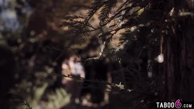 Valentina, moglie bendata da Gaeta succhia golosa davanti alla telecamera