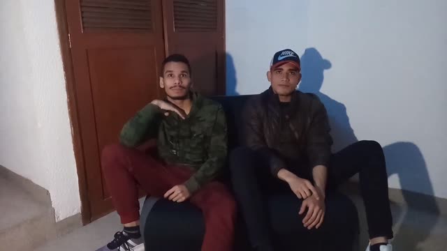 Inculata non protetta per due maschi latini 