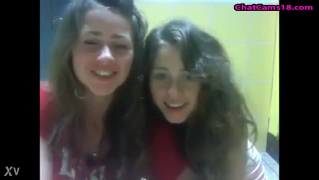 Diciottenne spiata mentre si masturba in cam 